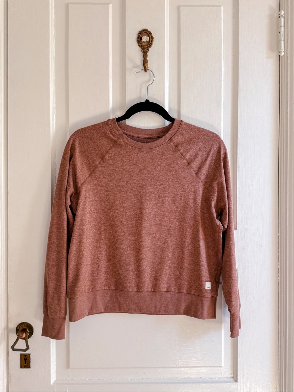 Vuori Women's Crewneck Sweatshirt - Rosewood